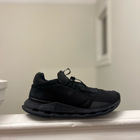 Men's 9.5US - On Cloud x Swiss Engineering 'All Black' - Picture 5 of 7